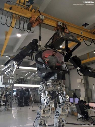 5吨重的机械外衣由韩国公司韩泰未来科技(hankook mirae technology)