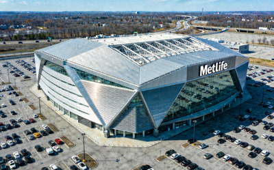 纽约MetLife体育场外部全景 - 现代建筑与广阔停车场